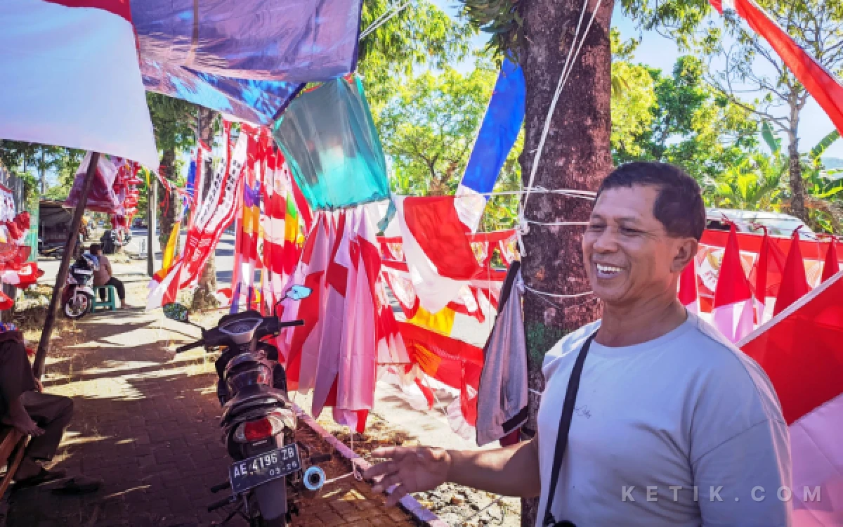 Thumbnail Berita - Setia di Depan Pasar Minulyo Pacitan, Jajat Raup Jutaan Rupiah dari Umbul-umbul Setiap Agustus