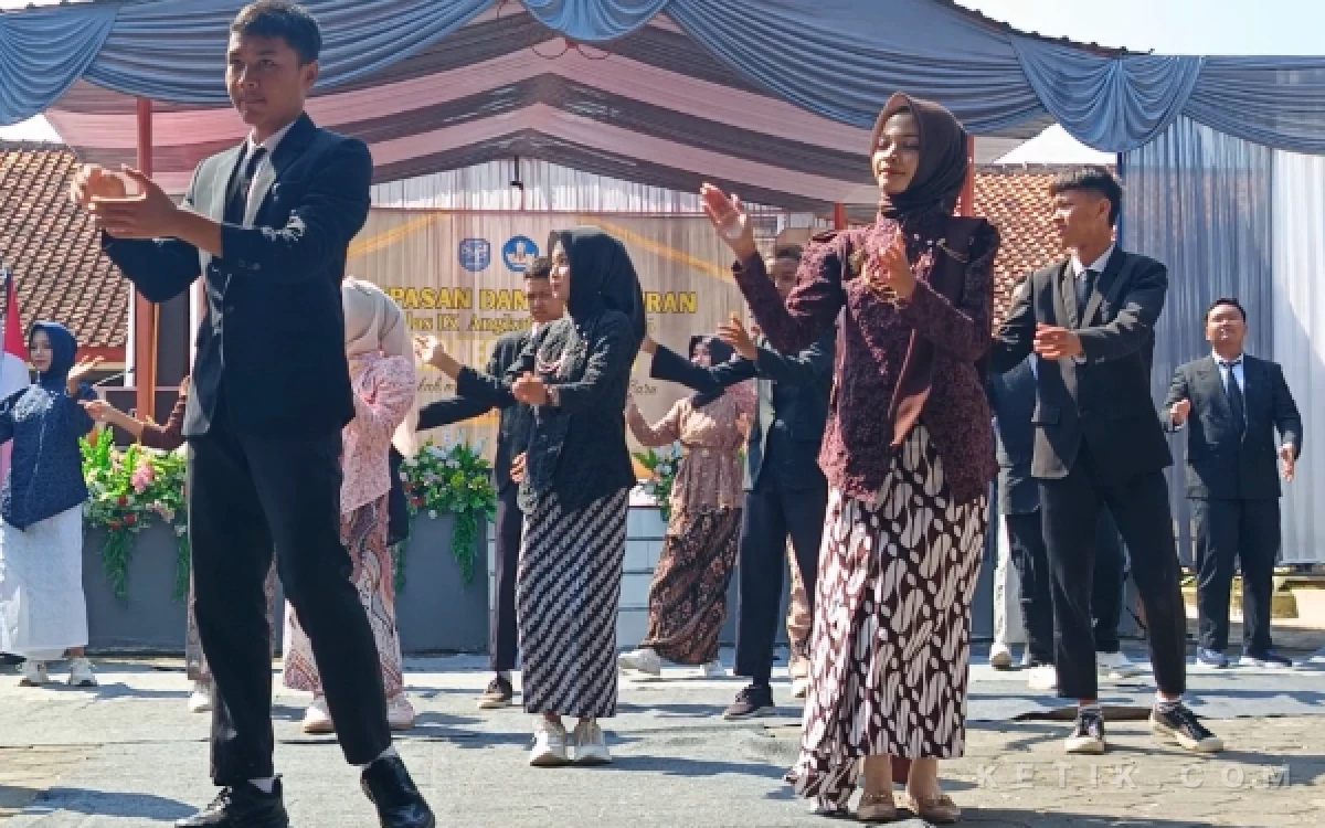 Foto Performa Siswa Siswi SMP Negeri 2 Sragi di Acara Pelepasan ajaran angkatan tahun 2025/2026 (Foto: Slam/ketik.com)