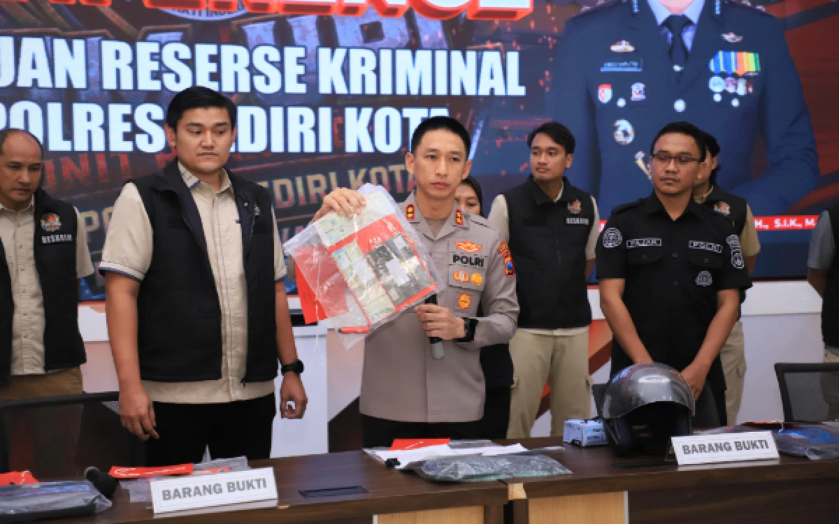 Thumbnail Berita - Polres Kediri Kota Ringkus Spesialis Pecah Kaca Mobil Lintas Daerah, Sudah Beraksi di 13 TKP