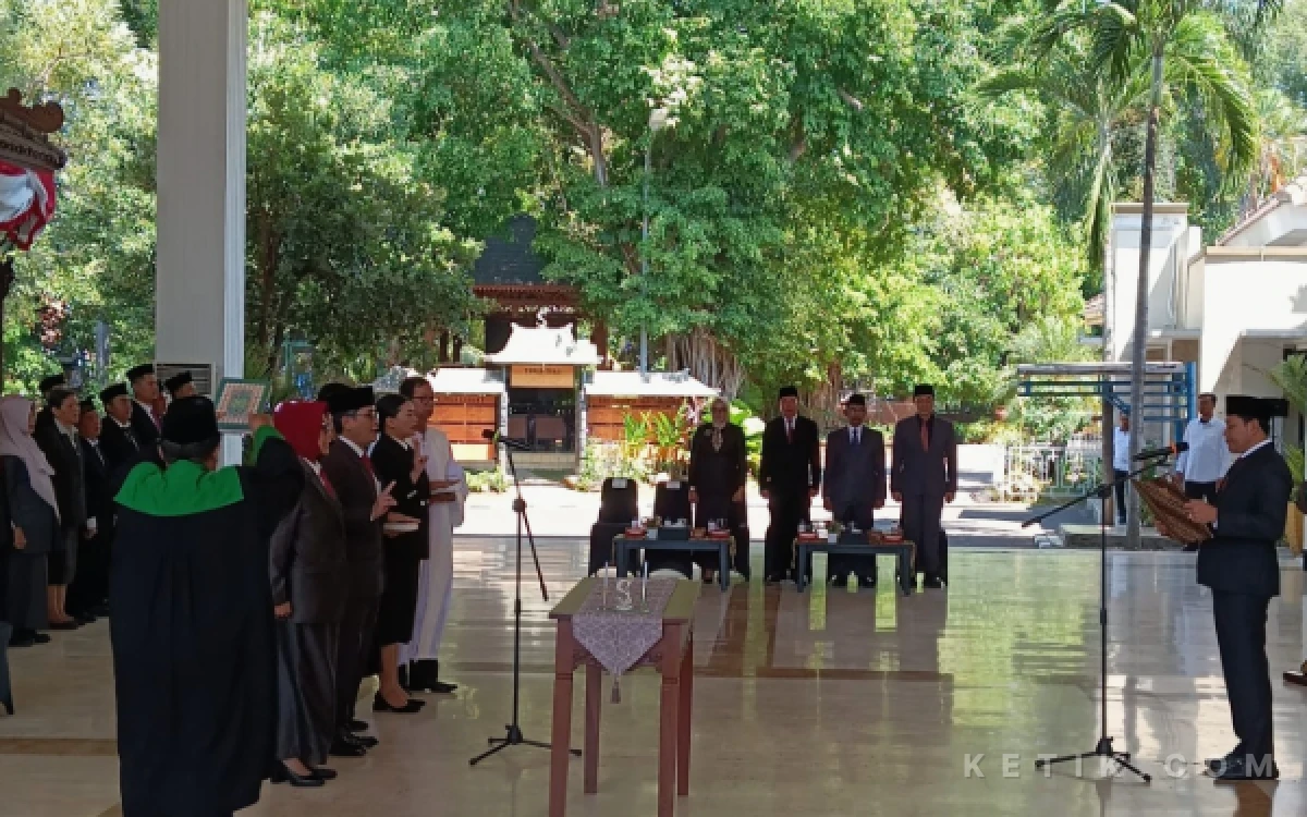 Foto Bupati Sidoarjo Subandi memimpin prosesi pengambilan sumpah dan janji para pejabat Pemkab Sidoarjo yang mengikuti mutasi dan promosi. (Foto: Fathur Roziq/Ketik.com)