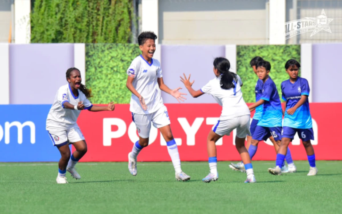 Thumbnail Berita - Bangga! Bek Arema FC Women U-18 O'Shea Sharinah Raih Gelar Best Player Hydroplus Soccer League