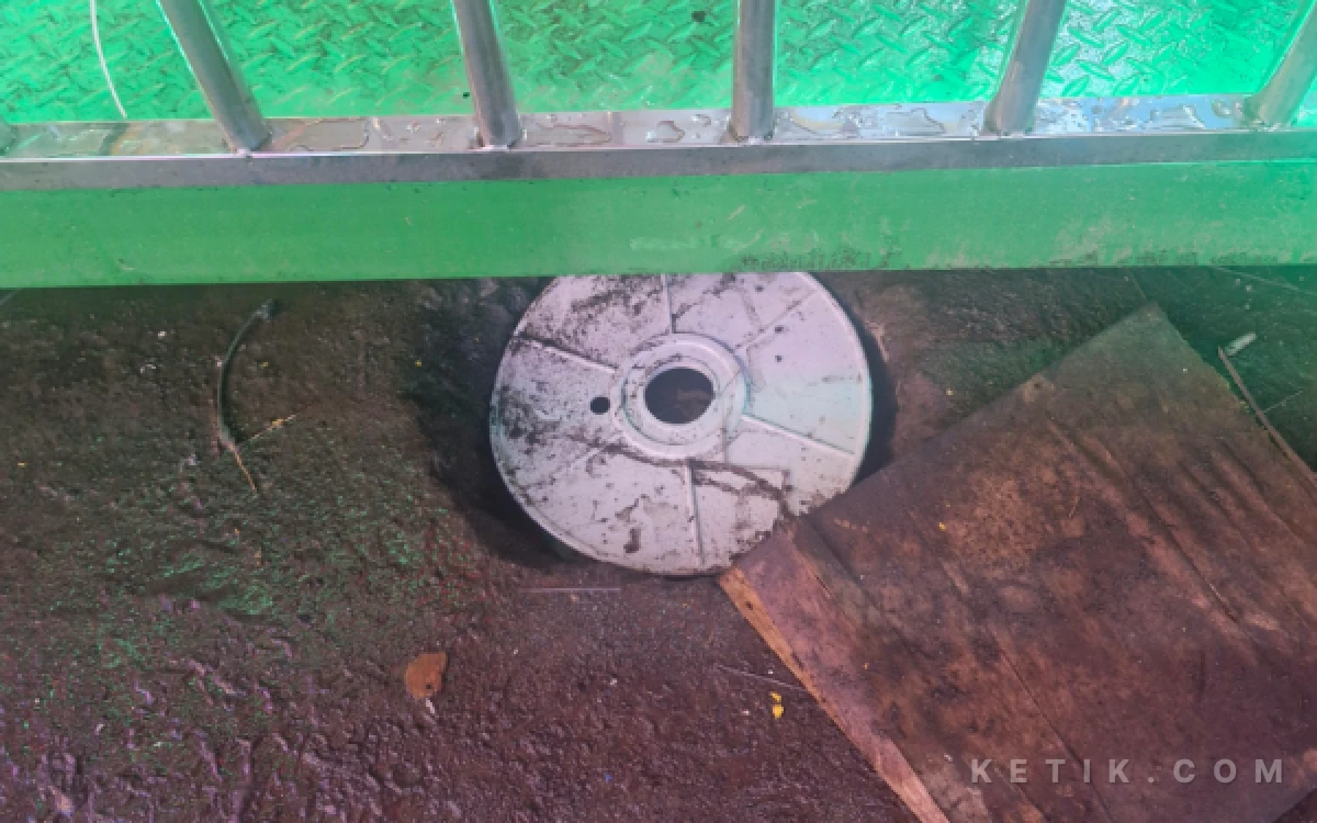 Foto Lubang di badan jalan jalan utara Lapangan Denggung berdiameter sekitar 30 cm dengan kedalaman mencapai satu meter. Titik kerusakan ini tertutup oleh struktur  permainan baru. Sehingga rawan luput dari pengamatan dan berpotensi membahayakan pengguna jalan. (Foto: Fajar R/Ketik.com)