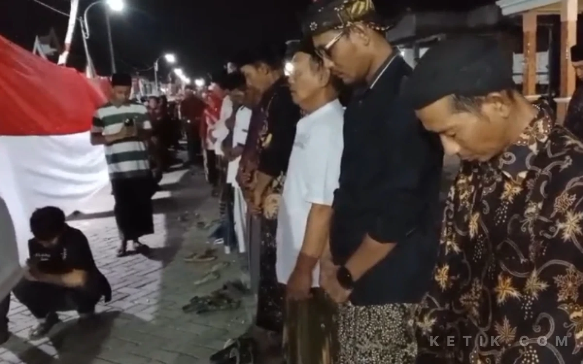 Thumbnail Berita - Dusun Kedungjati Arak Bendera dan Makan Bersama Beralas Daun Pisang 81 Meter di Malam Tirakatan HUT ke-81 RI