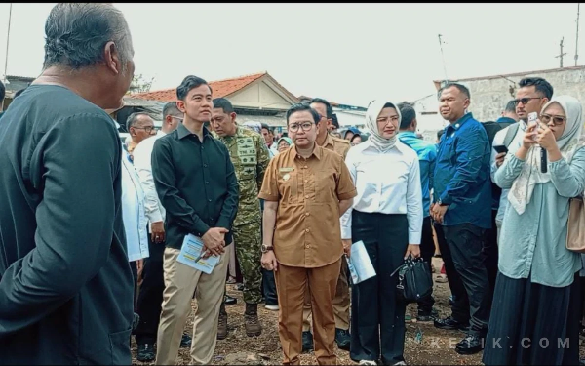 Foto Wapres Gibran didampingi Plt. Bupati Cilacap cek lokasi Sungai Kaliyasa yang di keluhkan nelayan mengalami pendangkalan. (Foto: Nani Eko/ketik.com)