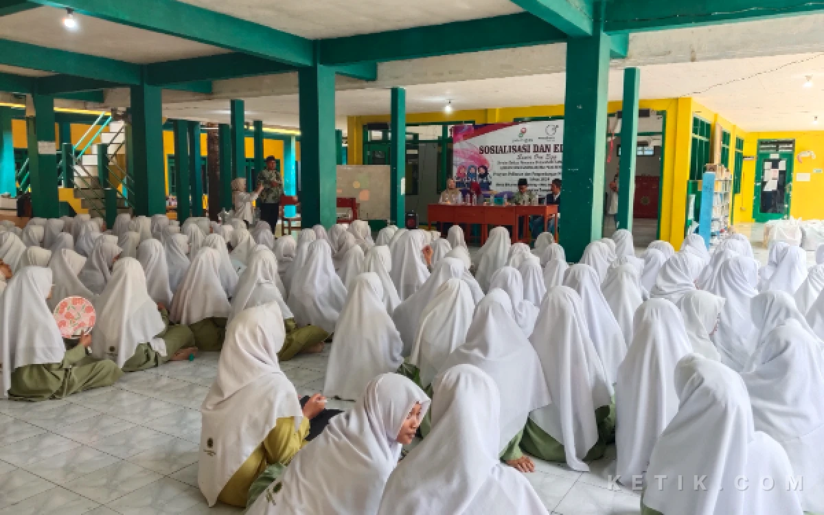 Foto Kegiatan sosialisasi dan edukasi program Senia One Egg di SMP Al Ittihad Desa Dharma Camplong (Foto: Mat Jusi/Ketik.com)