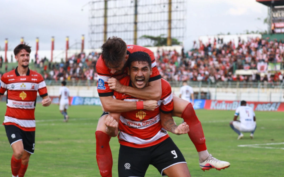 Thumbnail Berita - Madura United Bertahan di Super League Usai Kalahkan PSM Makassar
