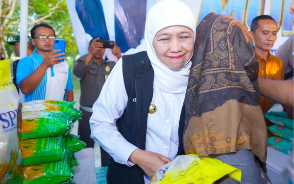 Thumbnail Berita - Kendalikan Inflasi, Gubernur Khofifah Gelar Pasar Murah di Ngawi