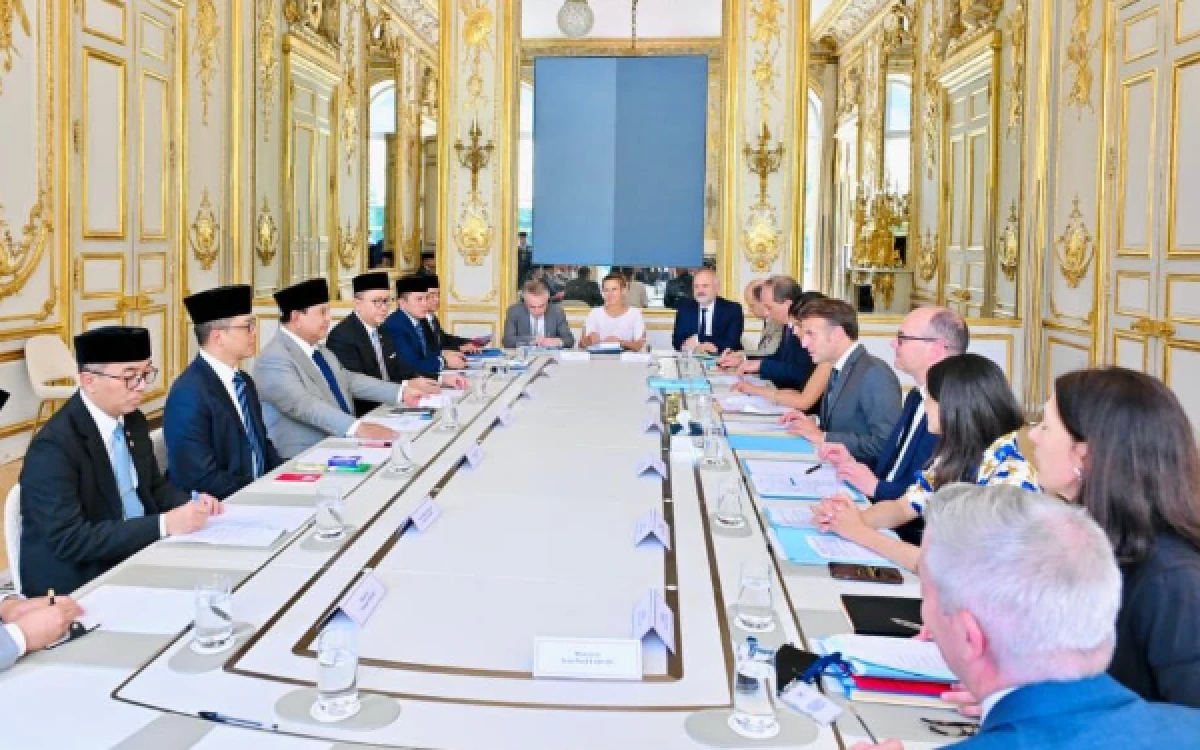Thumbnail Berita - Prabowo Disambut Macron di Paris, Bahas Pertahanan hingga Energi Bersih