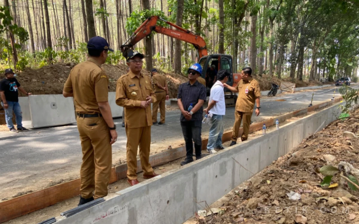 Thumbnail Berita - Bupati Bondowoso Blusukan Infrastruktur, Jalan Dibangun dan Irigasi Digenjot