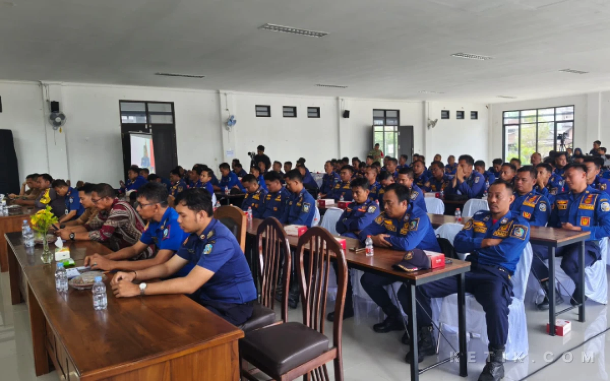 Foto Para peserta bimbingan teknis dan pelatihan fire safety serta penanganan keadaan darurat bertajuk Fire Fighter Survival Training dari berbagai kab/kota di Jatim (foto : sholahudin/ ketik.com)