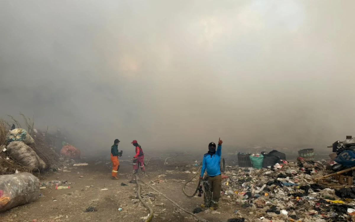 Thumbnail Berita - Kebakaran TPA Supit Urang: Asap Selimuti Kota Malang, Warga Keluhkan Bau Menyengat