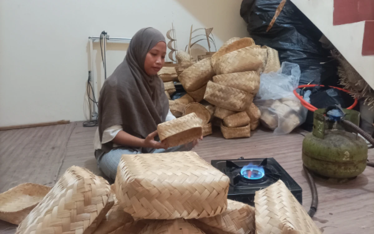 Thumbnail Berita - Kelebihan Besek Bambu Sebagai Pembungkus, Daging Kurban Tetap Segar dan Ramah Lingkungan