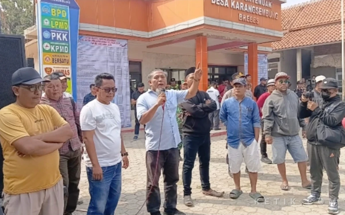 Thumbnail Berita - Demo di Balai Desa Karangsembung Brebes, Warga Tuntut Transparansi Kades dan Bubarkan Sabung Ayam