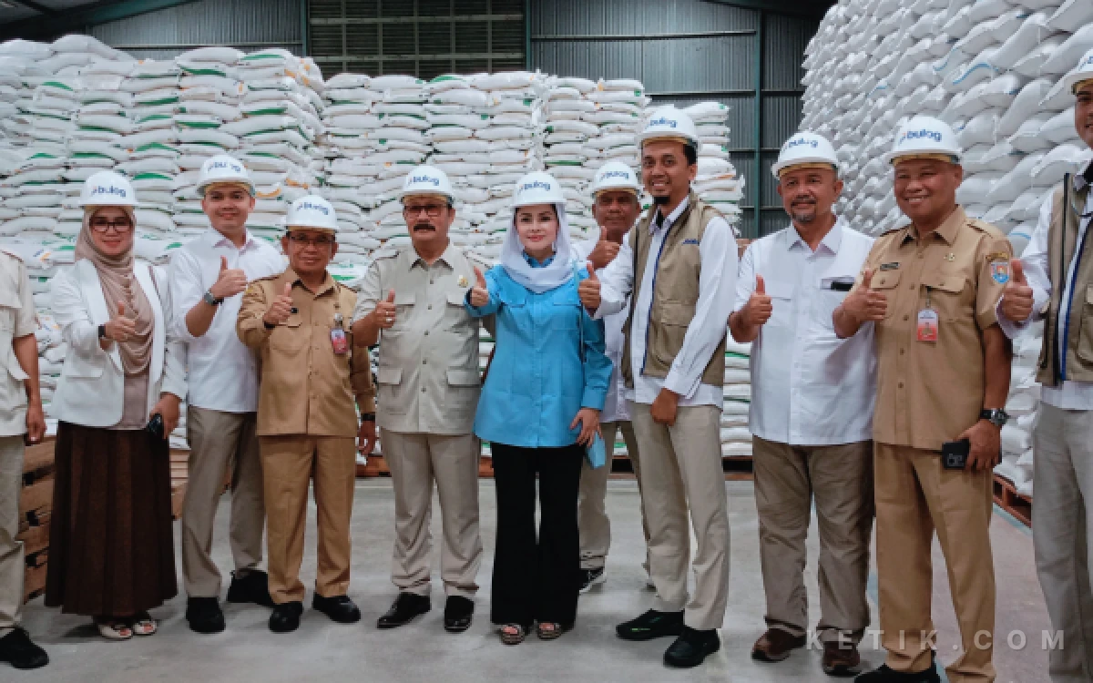 Thumbnail Berita - Pastikan Stok Beras Tercukupi, Anggota DPR RI Novita Wijayanti Tinjau Gudang Bulog Gumilir Cilacap