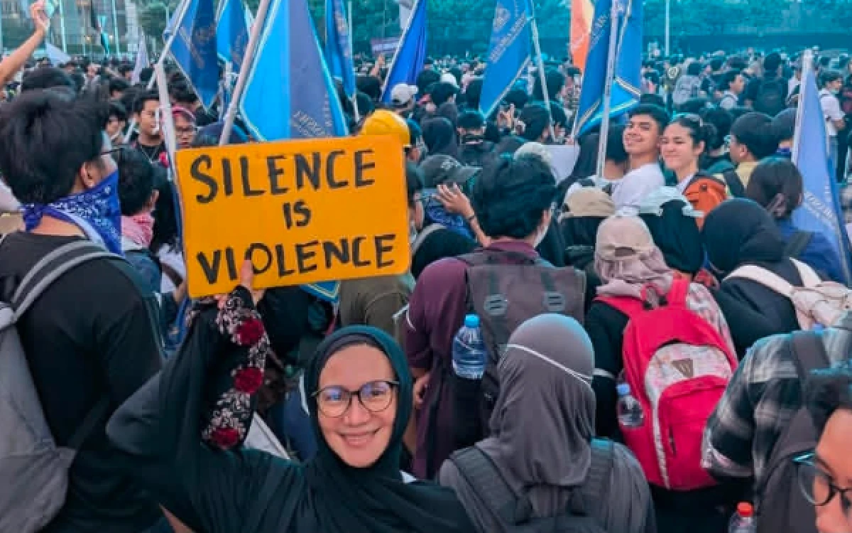 Foto Potret Wanda Hamidah ditengah suasana aksi Indonesia Sadar di kawasan Bundaran HI pada Rabu, 28 Oktober 2026. (Foto: Tangkapan layar akun @wandahamidahbsa)