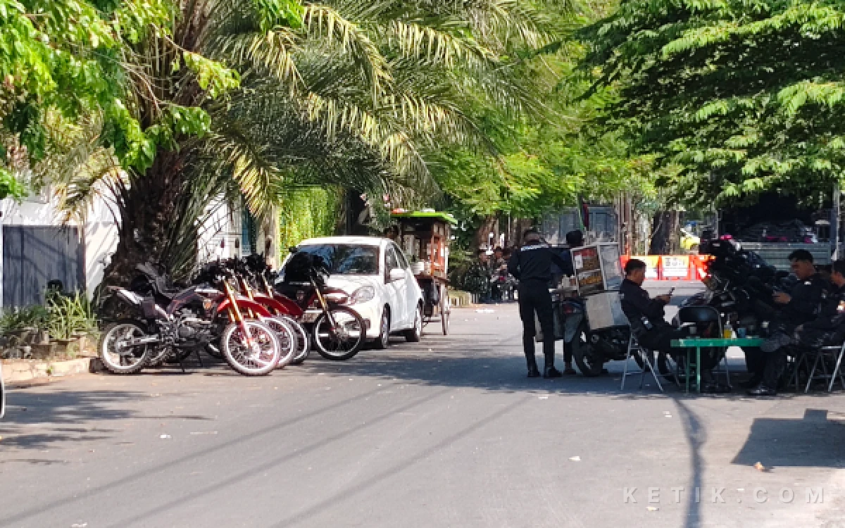 Thumbnail Berita - Ratusan Polisi Berjaga di Jalan Teuku Umar Surabaya, Lokasi Aksi Damai Pesilat