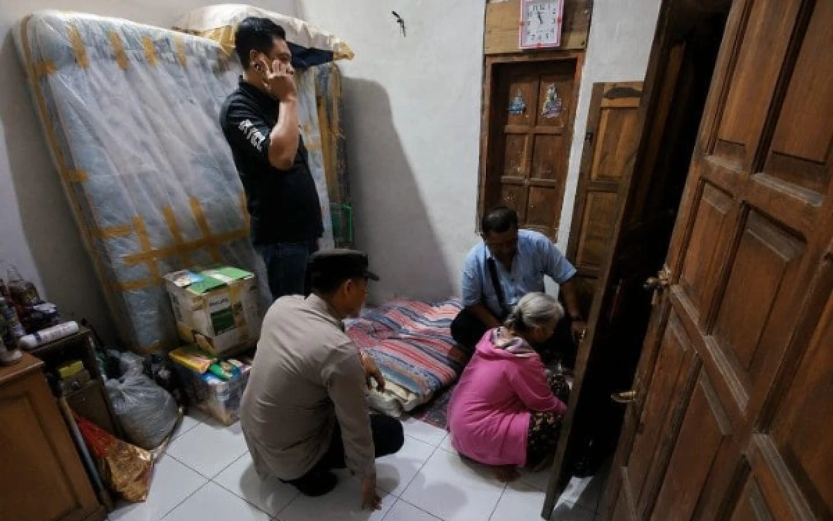 Thumbnail Berita - Bobol Rumah saat Ditinggal Hajatan, Maling Gondol Emas Rp350 Juta Milik Lansia Pacitan