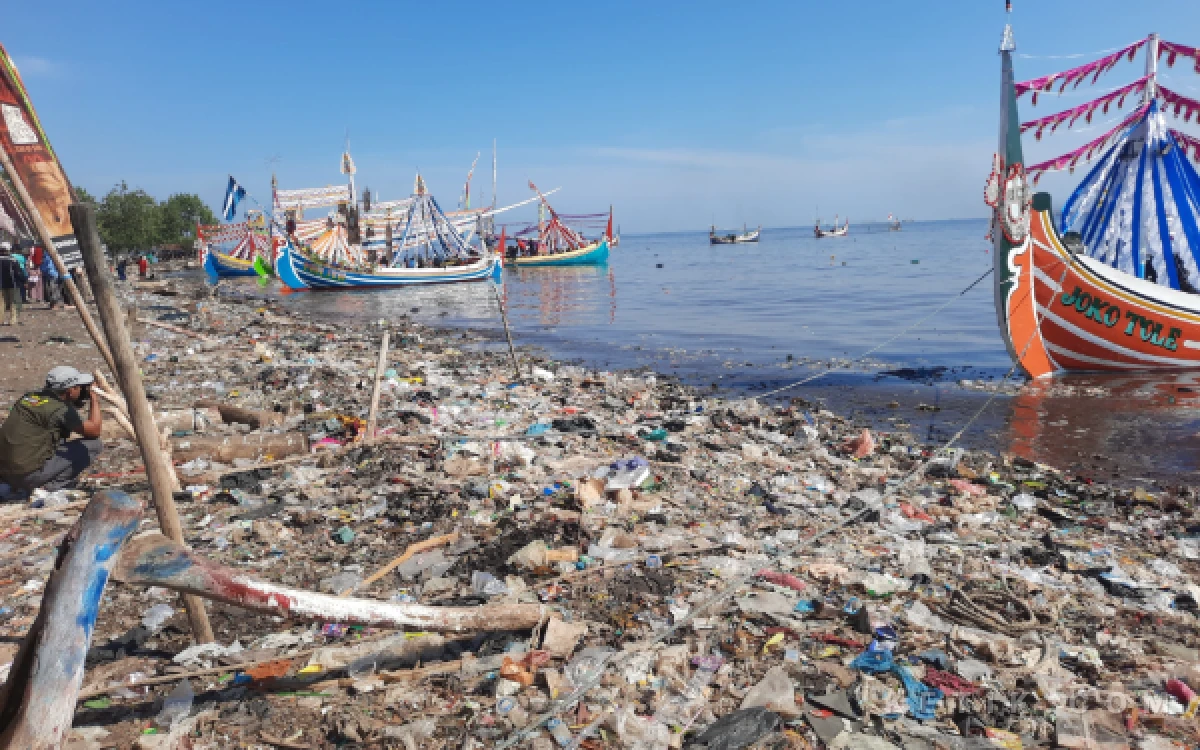 Thumbnail Berita - Tumpukan Sampah, Hiasi Suasana Petik Laut Desa Pesisir Besuki Situbondo