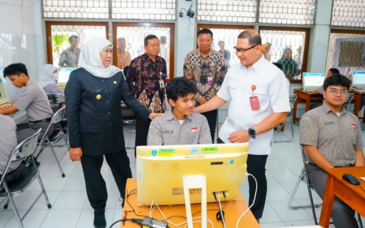 Thumbnail Berita - Gubernur Khofifah Doakan 438.126 Murid Jatim Hadapi TKA, Pesankan Murid Tetap Tenang serta Percaya pada Kemampuan Diri