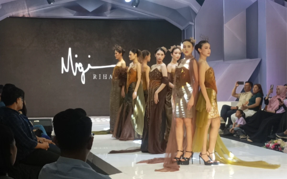 Foto Koleksi busana terbarunya rancangan desainer Migi Rihasalay bertema Mother Earth dipamerkan dalam ajang Malang Fashion Runway di Malang Town Square (Matos) pada Minggu, 12 Juli 2026 malam (Foto : Kukuh / Ketik)