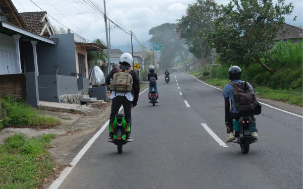 Foto Pengendara EUC dari komunitas Eastlectric saat berkendara turing melintasi Kecamatan Jabung Kabupaten Malang (Foto : Istimewa)