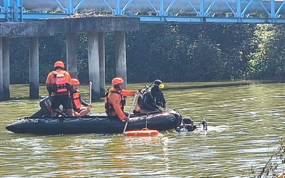 Thumbnail Berita - Tim SAR Gabungan Cari Orang Tenggelam di Kali Lamong Gresik, 3 Perahu Karet Dikerahkan