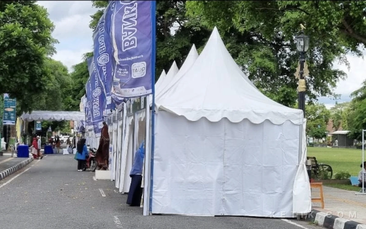 Foto Kawasan Lapangan Pemda (Beran) Sleman yang kerap dipadati berbagai kegiatan masyarakat kini mendapat perhatian khusus. Dinas Perhubungan Kabupaten Sleman memastikan penataan ruang dan kantong parkir di area ini dikelola secara resmi serta terintegrasi. (Foto: Fajar R/Ketik.com)