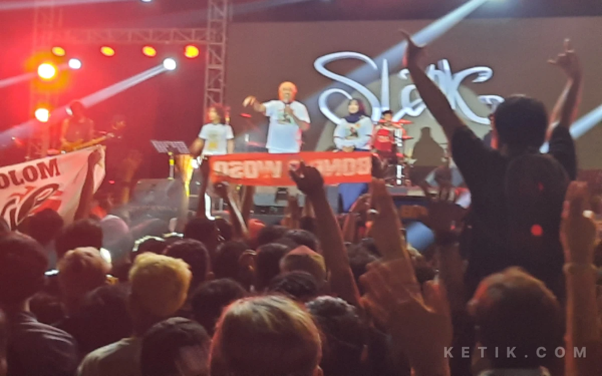 Thumbnail Pecah di Situbondo! Denny Caknan dan Slank Bikin Lautan Manusia Histeris Hingga Tengah Malam
