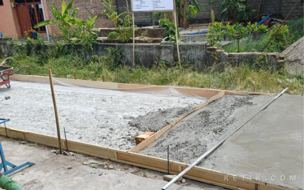Thumbnail Berita - Jalan Rabat Beton Bantuan Kemnaker di Kedungturi Jombang Diduga Tanpa Wiremesh, Warga Soroti Kualitas