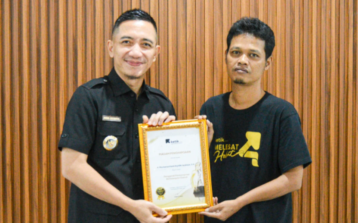 Thumbnail Berita - Bupati Lebak Terima 9.9 Awarding Ketik.com sebagai Penggerak Pembangunan Berkelanjutan Daerah