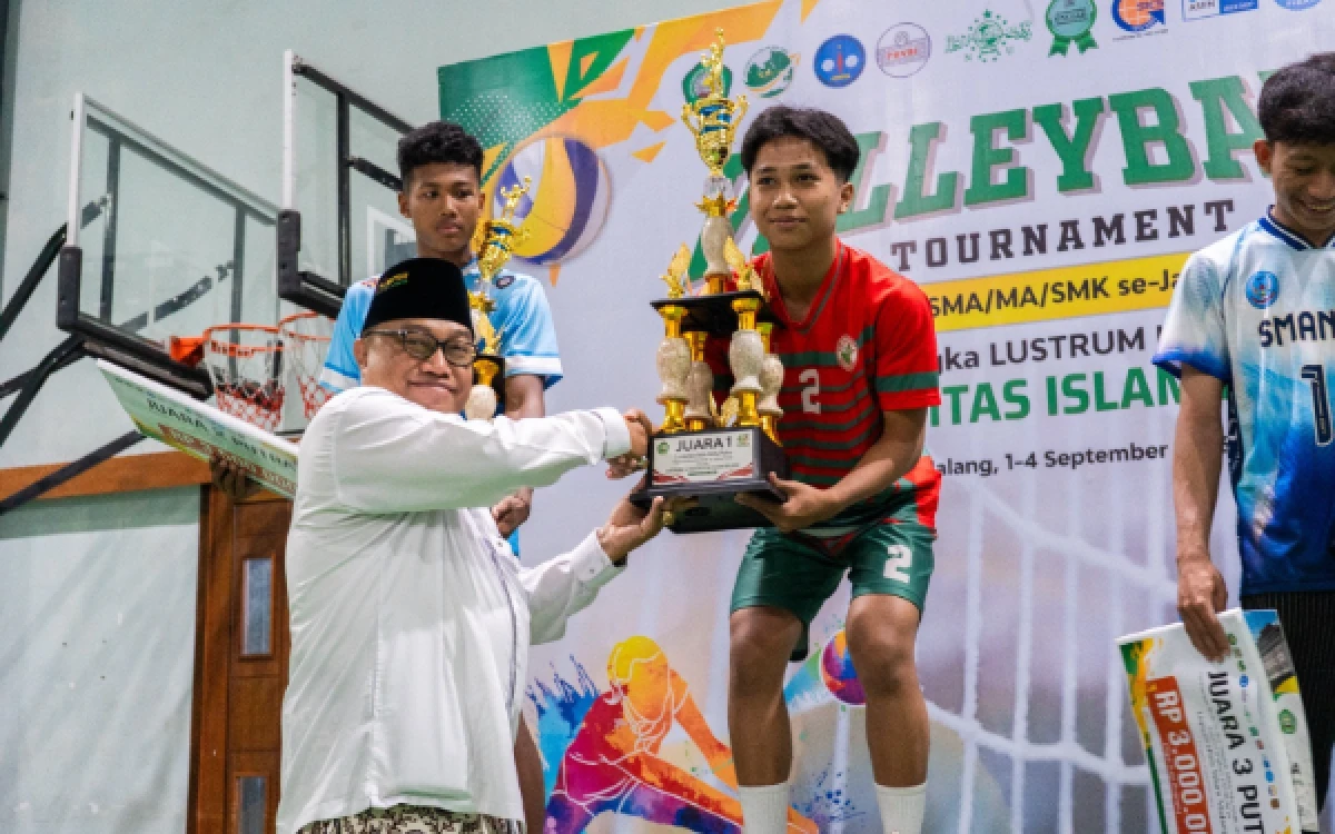 Thumbnail Berita - Unisma Beri Beasiswa UKT Bagi Pemenang Voli Lustrum IX, Dukung Talenta Muda