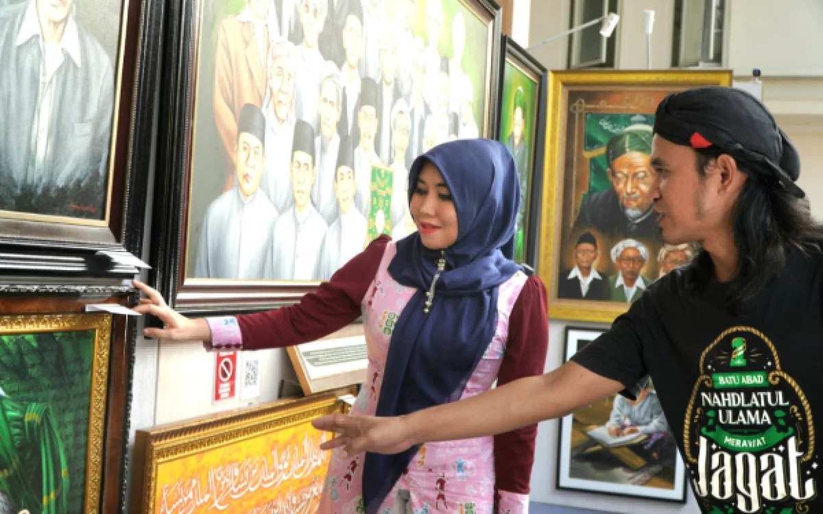 Foto Lia Istifhama melihat sejumlah lukisan dan foto-foto tokoh Nahdlatul Ulama. (Foto: Dokumentasi Pribadi Lia Istifhama)
