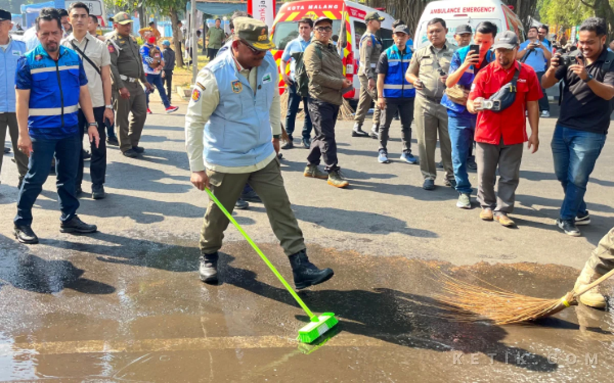 Thumbnail Berita - Datang ke Kota Malang, Dirjen Kemendagri Ngepel Trotoar Jalan Gencarkan Indonesia ASRI