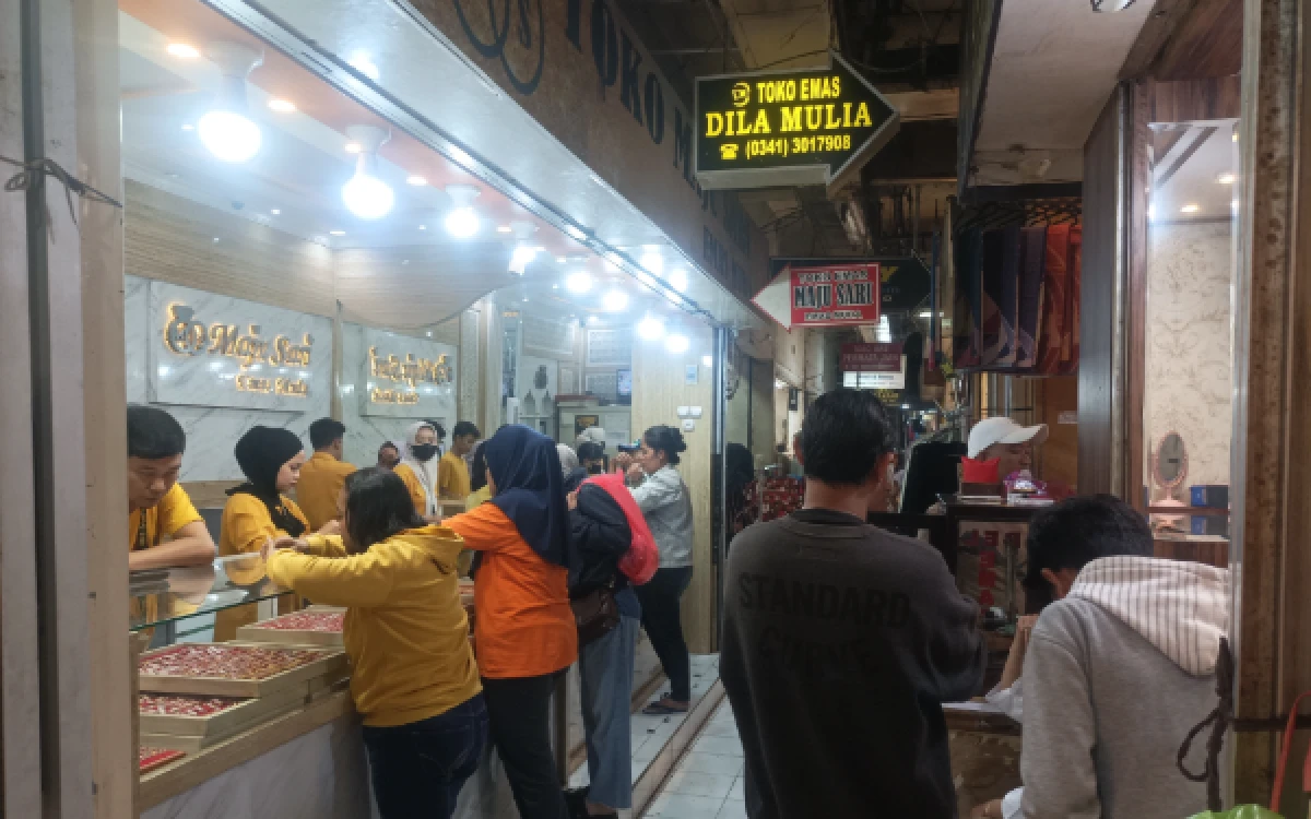 Thumbnail Berita - Jelang Tahun Ajaran Baru, Warga Kota Malang Ramai-Ramai Jual Perhiasan Emas