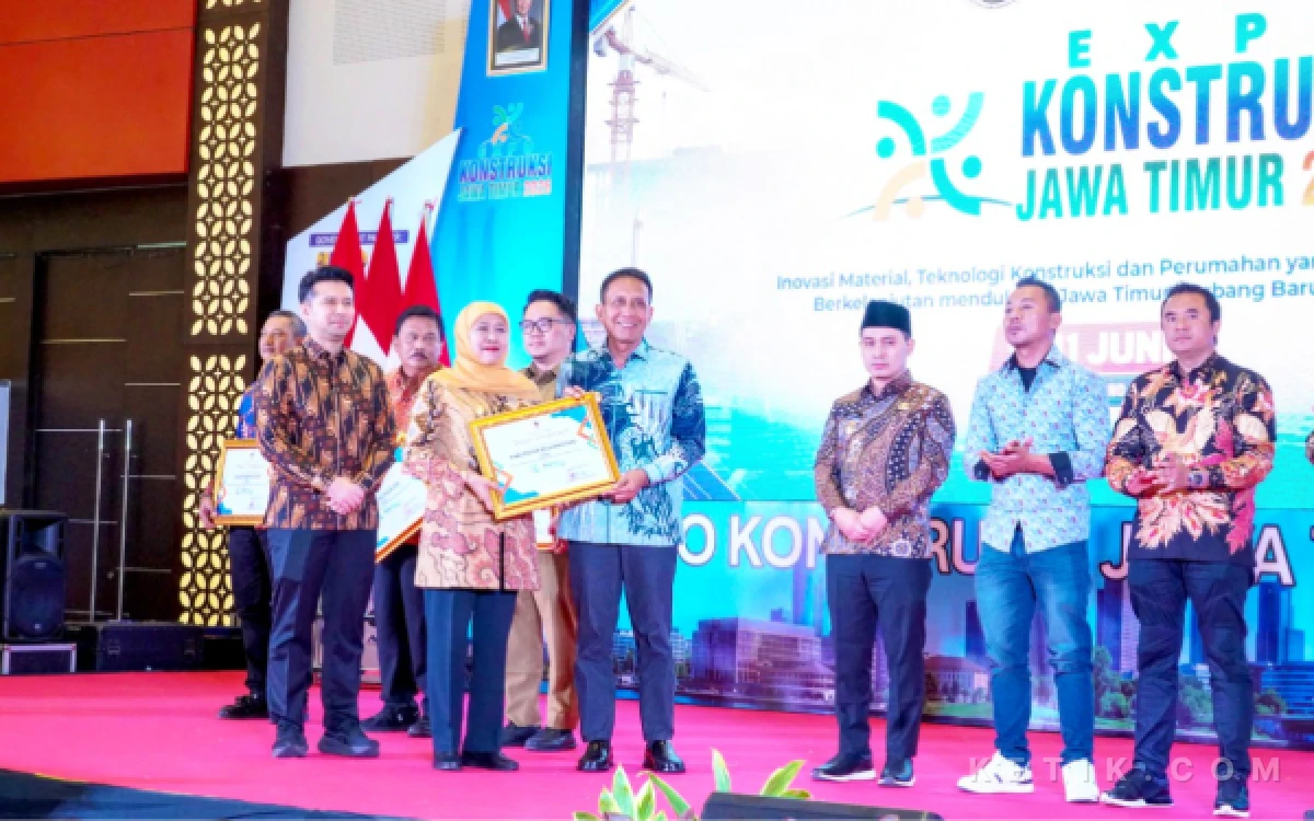 Thumbnail Berita - Komitmen Bupati Setyo Wahono Berbuah Manis, Pemkab Bojonegoro Raih Penghargaan RTLH Terbaik 2 Jatim