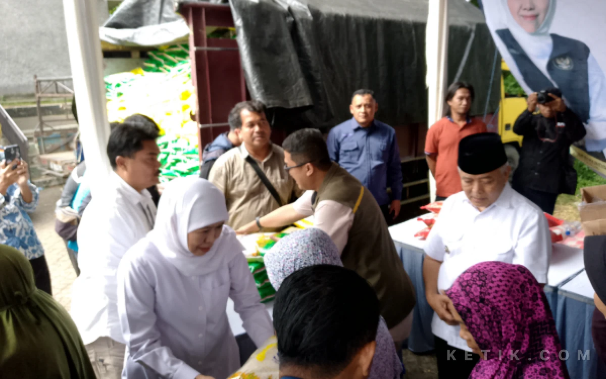 Thumbnail Berita - Dihadiri Gubernur Khofifah, Warga Serbu Pasar Murah Singosari Kabupaten Malang