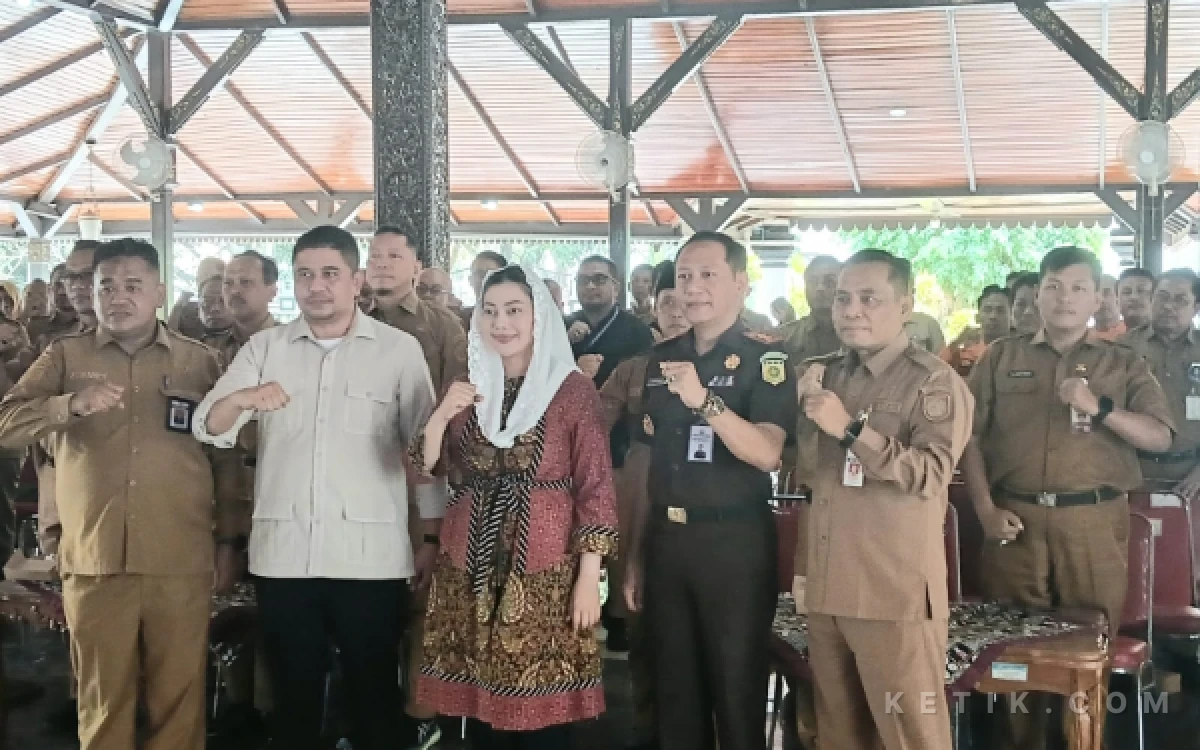 Thumbnail Berita - Bupati Brebes Tegaskan Pejabat Tak Perlu Takut Ambil Keputusan Selama Sesuai Aturan