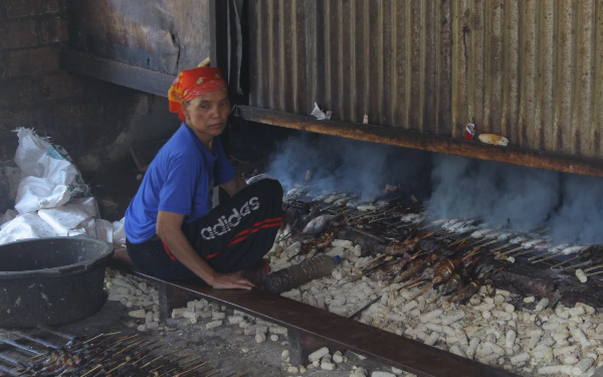 Foto Pengolahan lele asap menjadi salah satu bentuk pemanfaatan hasil budidaya ikan lele yang selama ini dilakukan masyarakat Desa Karangdayu. (Foto: Dok. KKN Kelompok 04 Bojonegoro UPN "Veteran" Jawa Timur)