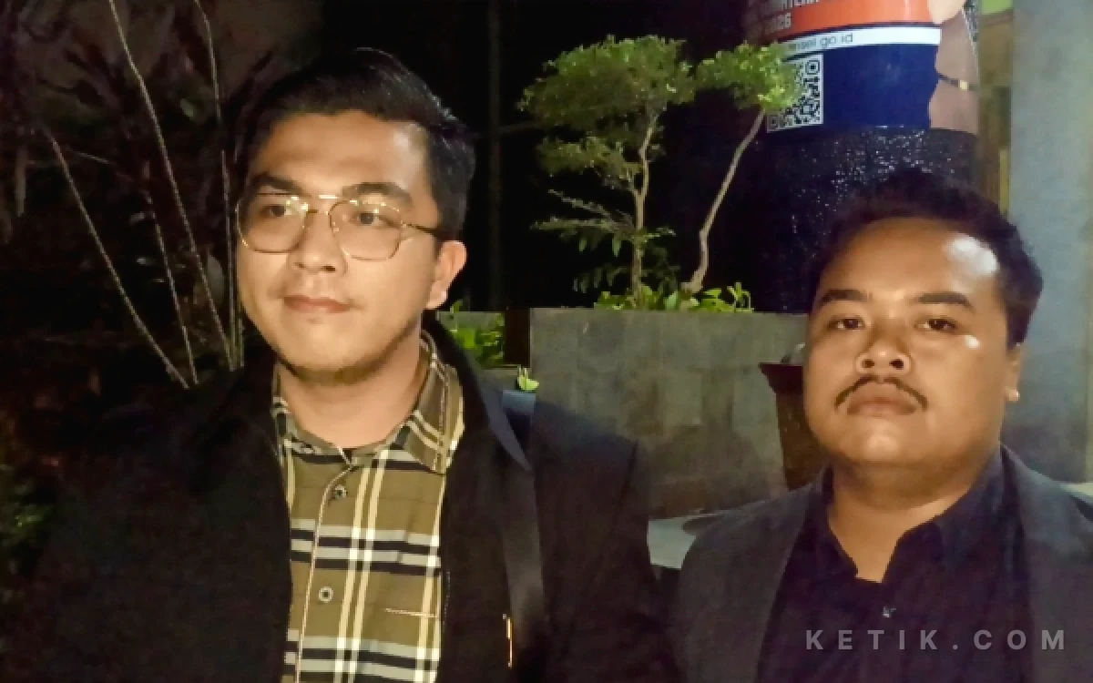 Foto Kuasa hukum tersangka Yudi Kurniawan, Verel Amartya dari Ryan Gumay Law Firm, memberikan keterangan kepada awak media usai kliennya ditetapkan sebagai tersangka dugaan gratifikasi dan pemerasan oleh Kejati Sumsel, Kamis 18 Juni 2026. (Foto: M Nanda/Ketik.com)