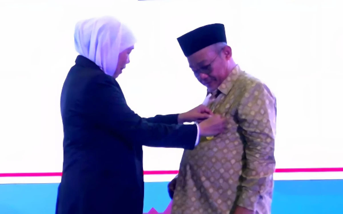 Thumbnail Berita - SELAMAT! Mendikdasmen Abdul Mu’ti Terima Lencana Jer Basuki Mawa Beya Kategori Emas dari Gubernur Jatim