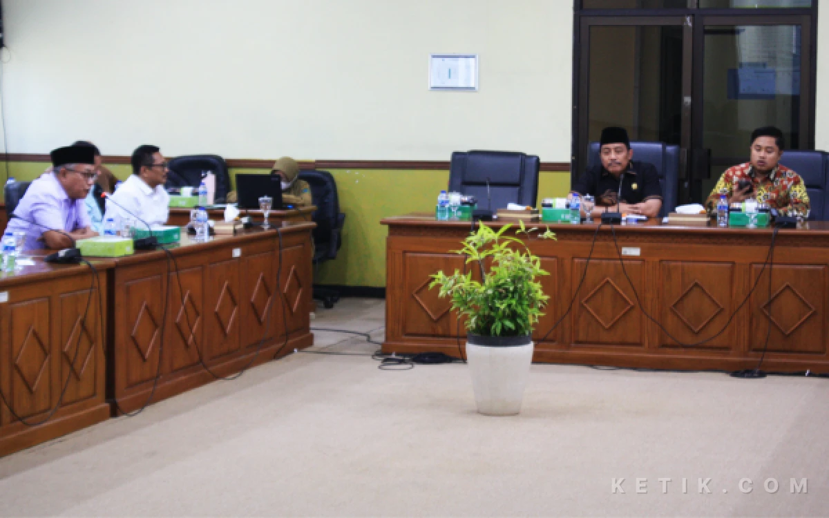 Foto Ketua Komisi DPRD Sidoarjo Dhamroni Chudlori (dua dari kanan) bersama Sekretaris Zahlul Yussar serta anggota lain Komisi D DPRD Sidoarjo saat rapat koordinasi pada Selasa (12 Mei 2026). (Foto: Fathur Roziq/Ketik.com)