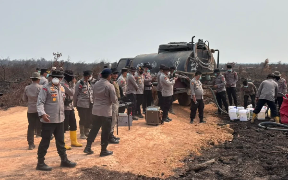 Thumbnail Berita - Hadapi Karhutla di Lahan Gambut, Polda Sumsel Uji Penggunaan Cairan X-Fire