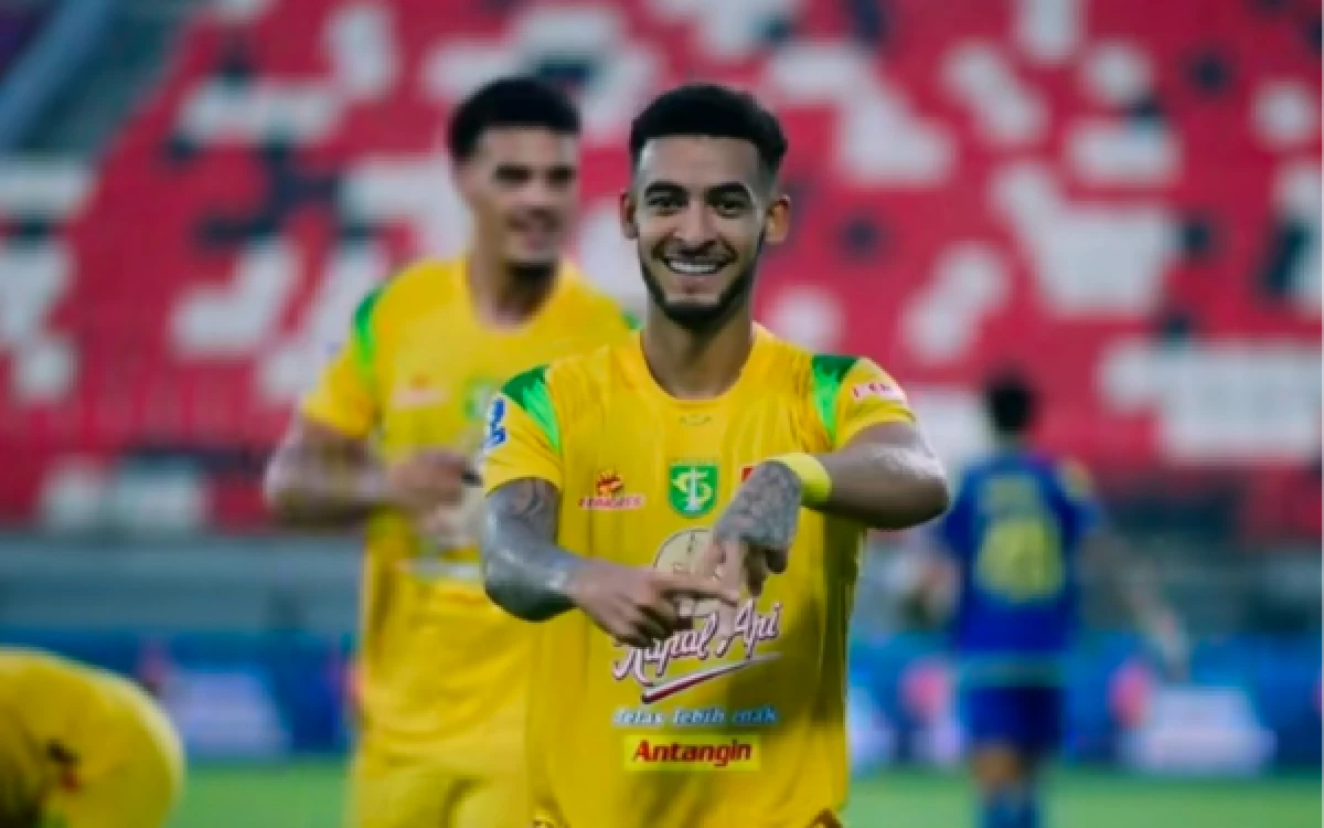 Thumbnail Berita - Jefferson Silva Bertahan di Persebaya, Bernardo Tavares Sebut Butuh Tenaganya di Lini Pertahanan