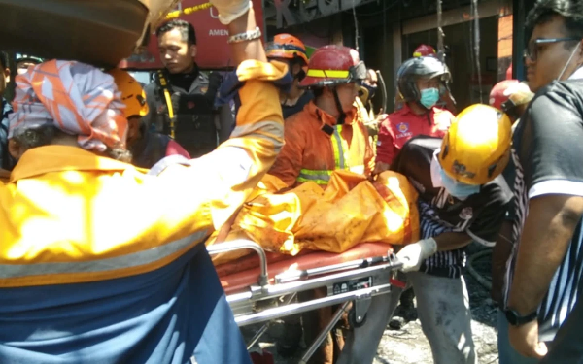 Foto Proses evakuasi korban meninggal dalam peristiwa kebakaran ruko yang terjadi di Jalan Raya Tidar Kecamatan Klojen Kota Malang pada Selasa, 22 September 2026 (Foto : Kukuh/Ketik)