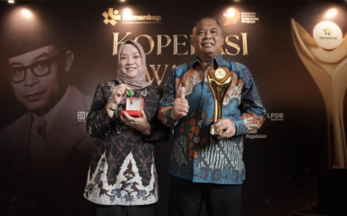 Foto Bupati Sleman Harda Kiswaya dan istri, Parmilah Harda Kiswaya, memegang penghargaan Bakti Koperasi Nayaka Mahambara pada Koperasi Awards 2026. (Foto: Pemkab Slmn for Ketik.com)