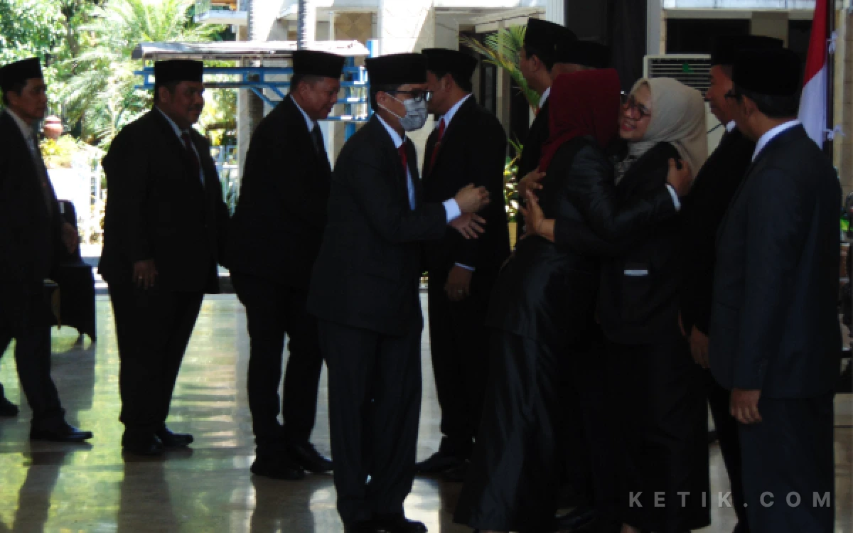 Foto Pemberian ucapan selamat kepada para pejabat yang baru mengikuti pelantikan dan siap menjalankan tugas baru. (Foto: Fathur Roziq/Ketik.com)