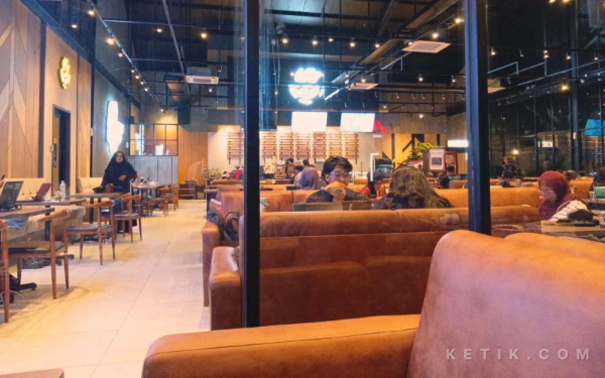 Foto area indoor   ber-AC CW Coffee yang nyaman untuk mengerjakan tugas.