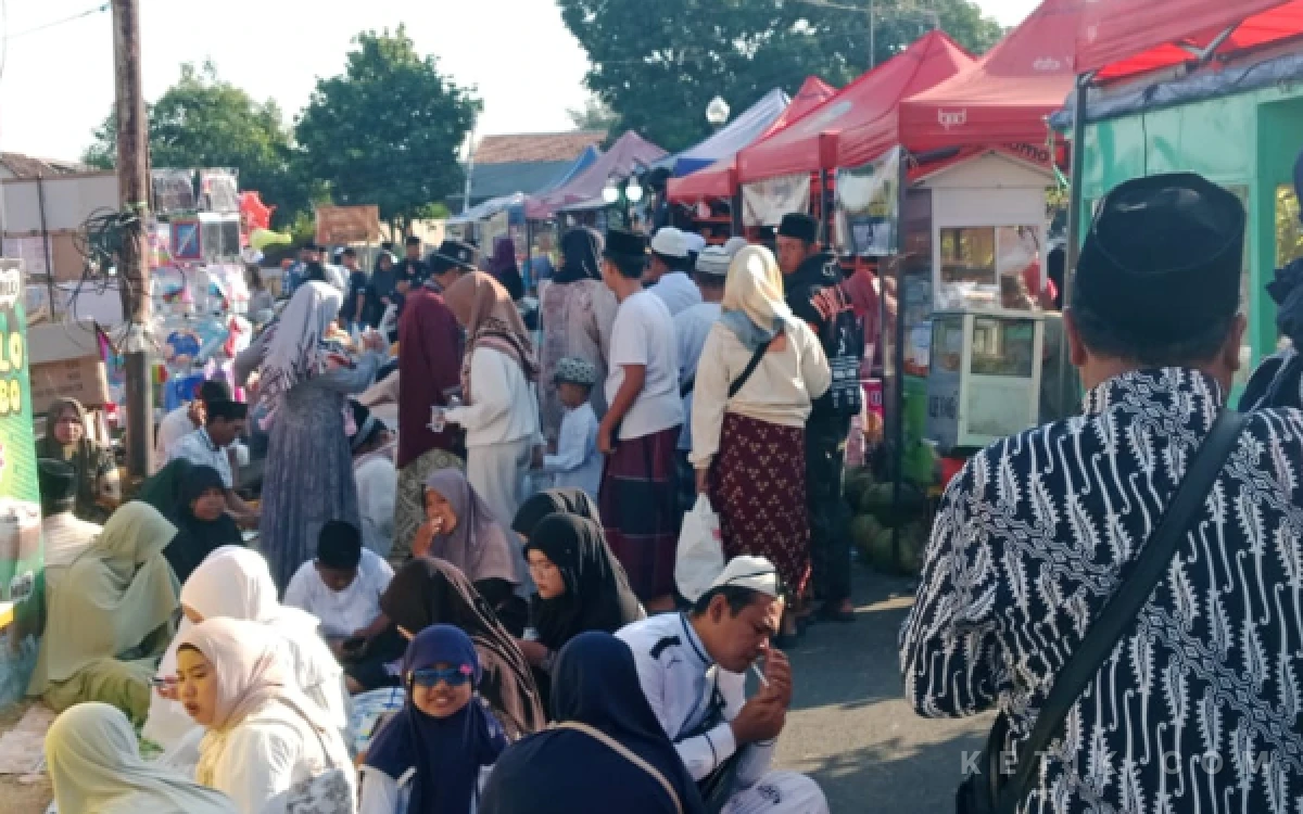 Thumbnail Berita - Haul Masyayikh Nusantara di Situbondo Bawa Berkah bagi Pedagang Asongan dan UMKM