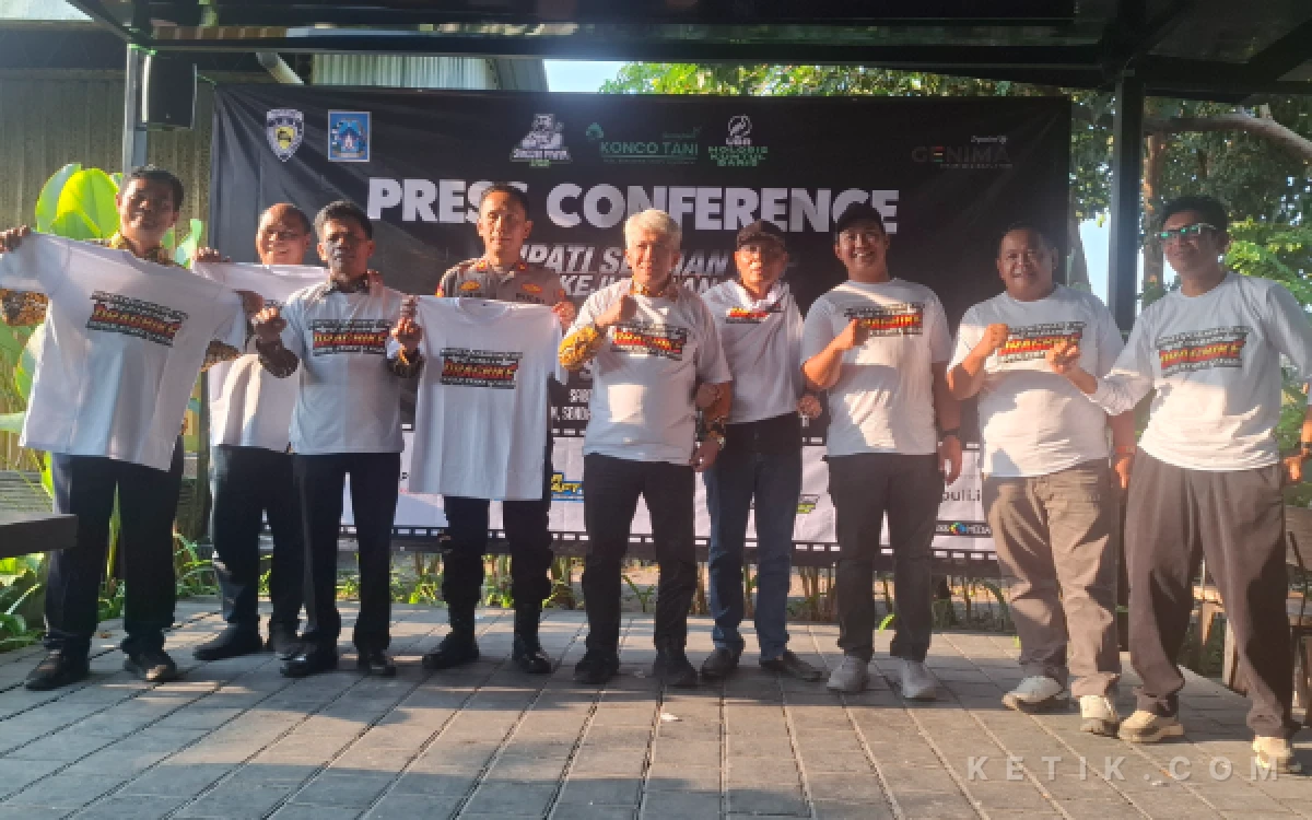 Foto Panitia, narasumber, dan pemangku kepentingan berpose bersama menunjukkan kaos resmi usai menggelar konferensi pers persiapan Kejuaraan Drag Bike Super Street Legal Bupati Sleman Cup "The Brutal Drag Bike Showdown" 2026. (Foto: Fajar R/Ketik.com)