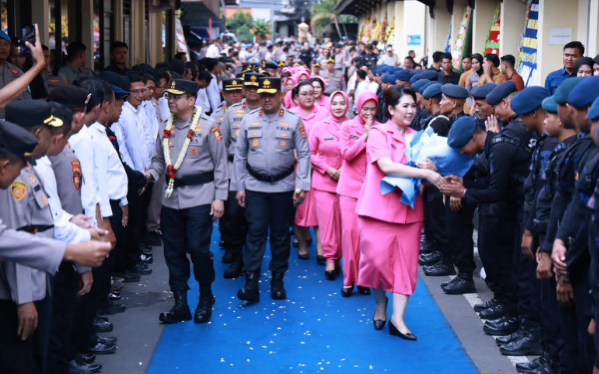 Foto Didampingi Kapolda DIY yang baru Irjen Pol Langgeng Purnomo, pejabat lama Irjen Pol Anggoro Sukartono dengan kalung bunga berpamitan kepada jajaran personel dan Bhayangkari dalam tradisi penghantaran di Mapolda DIY, Jumat sore 9 Oktober 2026. (Foto: Bidhumas Polda DIY)
